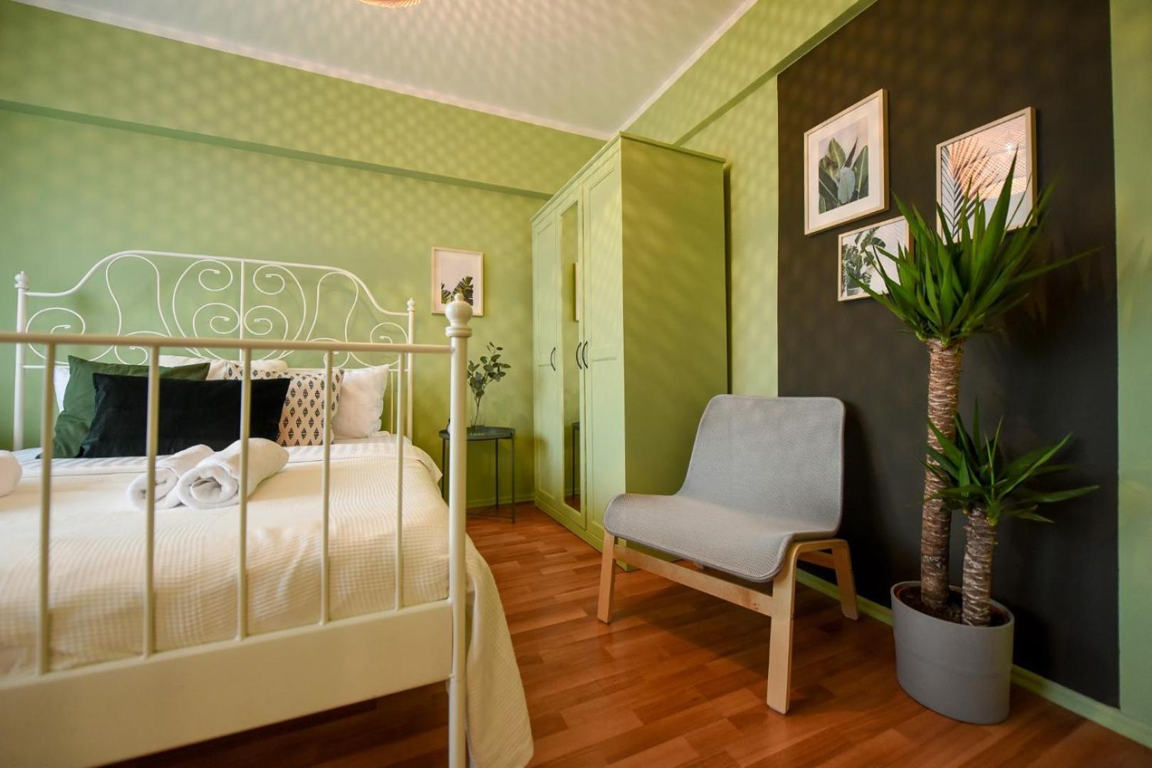 Chic Accommodation With Breathtaking Views Over Calea Victoriei - Your Central Heaven Bucharest Room photo