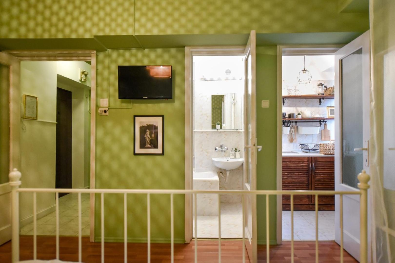 Chic Accommodation With Breathtaking Views Over Calea Victoriei - Your Central Heaven Bucharest Room photo